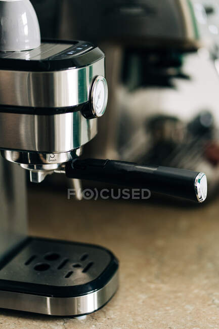 Fabricante de café de aço inoxidável contemporâneo com medidor de pressão na mesa em casa no fundo embaçado — Fotografia de Stock