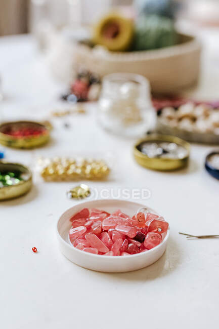 Hoher Winkel der dekorativen Steine mit Perlen und Pailletten zur Herstellung dekorativer Accessoires — Stockfoto
