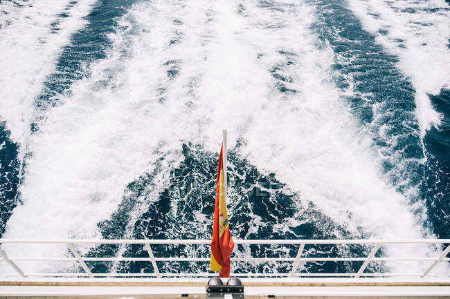 Сверху брызги белых завихрений на поверхности морской воды с парусного судна — стоковое фото