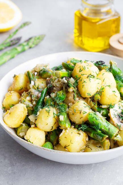 Delicious plate of gnocchi with green asparagus — Stock Photo