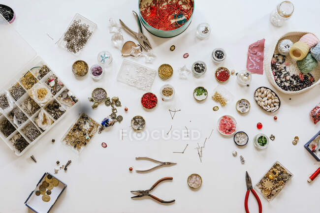 Draufsicht auf verschiedene Perlen Instrumente und Fäden mit verschiedenen Verschlüssen und Flitter für die Herstellung von Zubehör — Stockfoto
