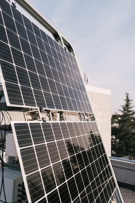 Современная фотоэлектрическая панель установлена на солнечной электростанции под голубым небом в солнечный день — стоковое фото