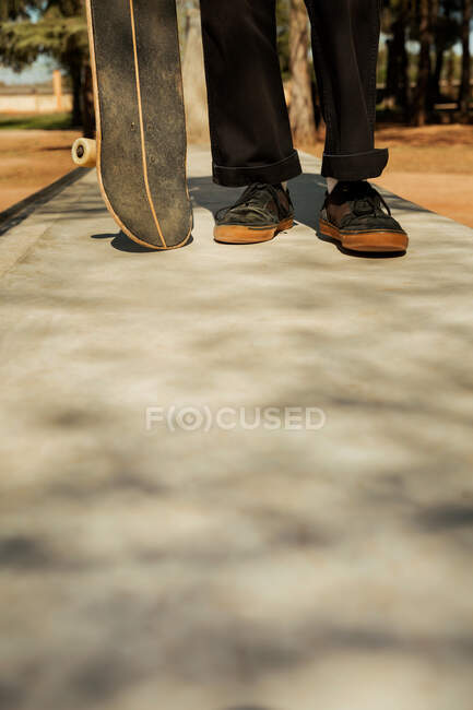 Gros plan des pieds d'un jeune skateboarder — Photo de stock