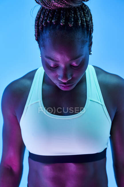Giovane sportiva afro-americana con trecce afro in panino e occhi chiusi su sfondo blu — Foto stock