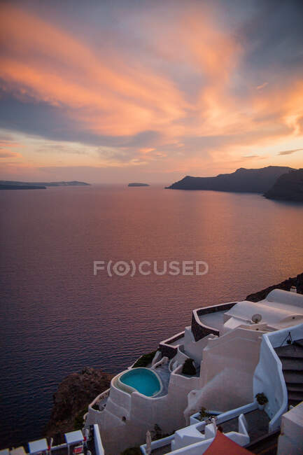 Vista panoramica della piccola città costiera con case bianche autentiche vicino al mare tranquillo al tramonto — Foto stock