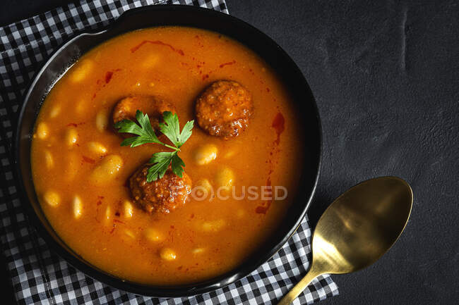 Delicious plate of beans with chorizo seen from above — Stock Photo