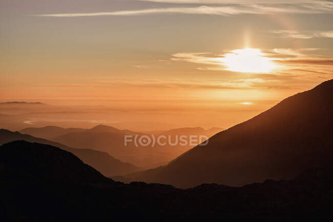 Cenário pitoresco de pôr do sol brilhante sobre terreno montanhoso majestoso espaçoso em Sevilha Espanha — Fotografia de Stock