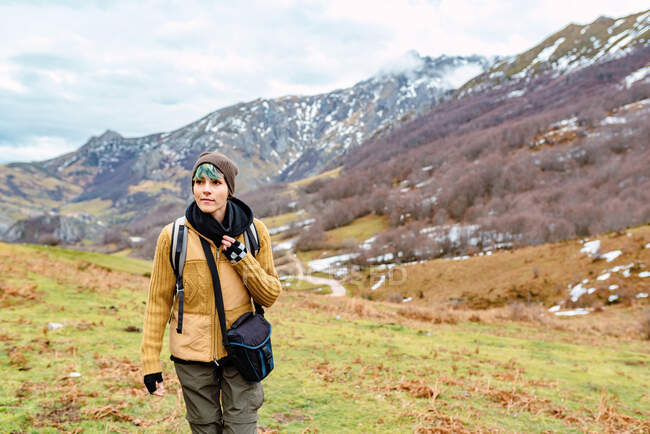 Donna da sogno in abiti caldi che cammina sul pendio della montagna mentre esplora la natura delle vette d'Europa in Spagna — Foto stock