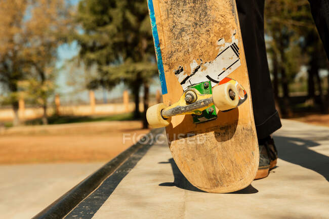 Primo piano di un vecchio skateboard — Foto stock