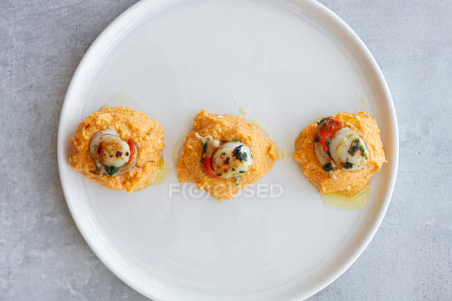 Top view yummy scallops with delicious sweet potato puree served on white plate on table — Stock Photo