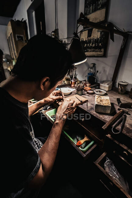 З понад анонімного етнічного чоловіка, який працює на проводці в майстерні з виготовлення меблів. — стокове фото