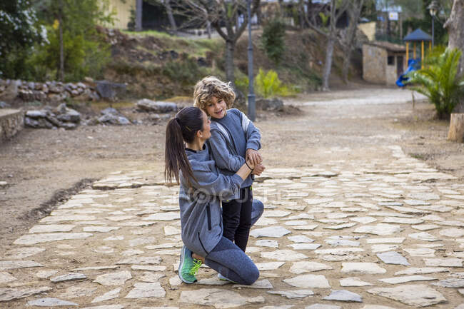 Seitenansicht von Mutter mit Junge in lässiger Kleidung, der auf der Natur steht — Stockfoto
