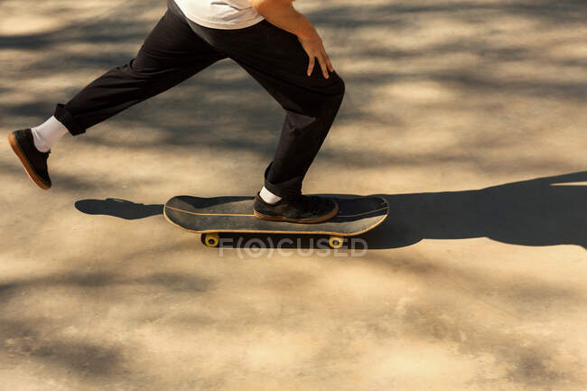 Gambe da skateboarder in movimento — Foto stock