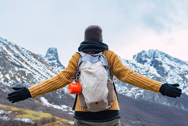Vista posteriore di escursionista con zaino e vestiti caldi in piedi su cresta rocciosa della valle in vette d'Europa e guardando altrove — Foto stock