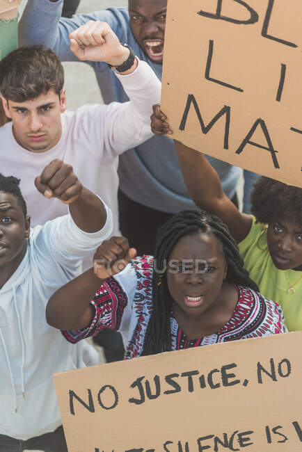 Von oben von der Menschenmenge aus multirassischen Menschen mit Plakaten, die während der Demonstration schwarzer Leben in der Stadt schreien und in die Kamera schauen — Stockfoto