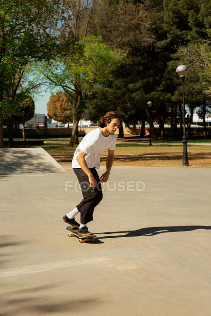 Человек на скейтборде в парке — стоковое фото