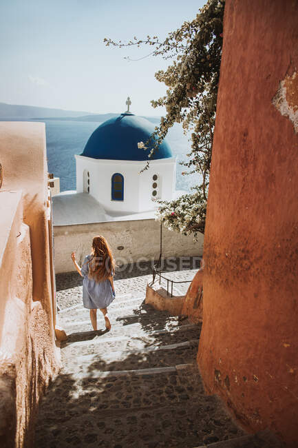 На стежці перед старим храмом і морем Егейського моря в селі Оя на острові Санторіні (Греція). — стокове фото