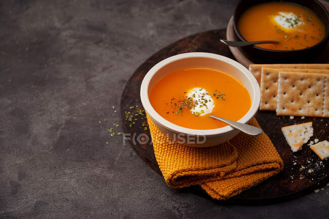 Délicieuses assiettes de soupe crémeuse à la citrouille vue d'en haut — Photo de stock