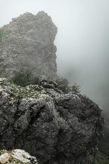 Ruvida formazione geologica rocciosa ricoperta di fitta nebbia a Siviglia in Spagna nelle giornate fredde nuvolose — Foto stock