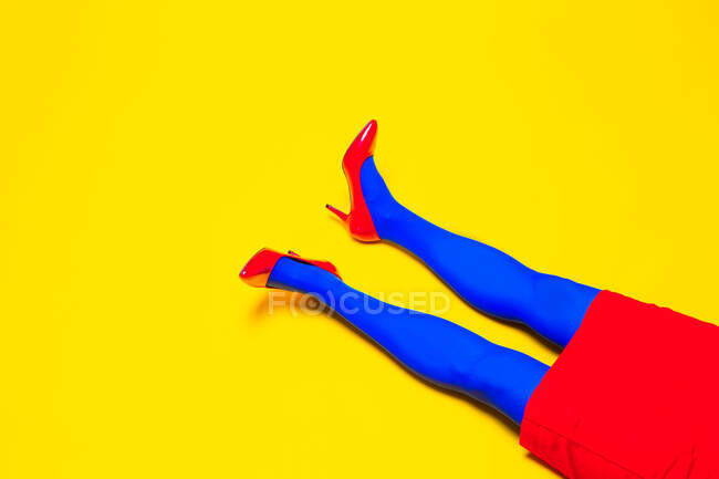 Von oben von der Ernte unkenntlich weibliche Modell trägt helle Schuhe und Strumpfhosen in lebendigen Studio — Stockfoto