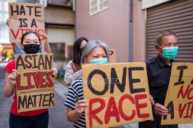 Етнічні активісти з я не вірус і один расовий напис на плакатах під час зупинки азіатського руху ненависті в місті — стокове фото