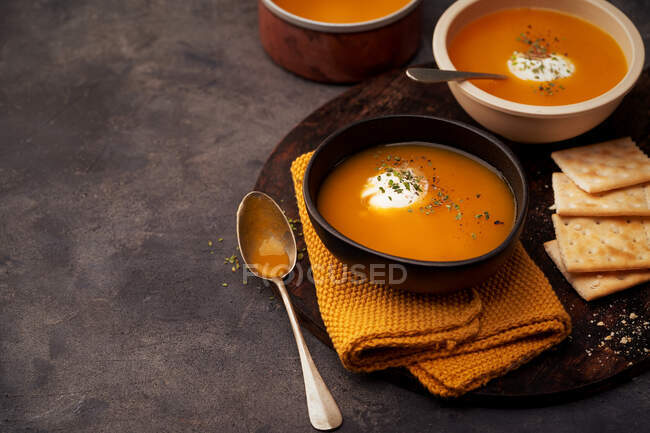 Deliciosos platos de sopa de calabaza cremosa visto desde arriba - foto de stock
