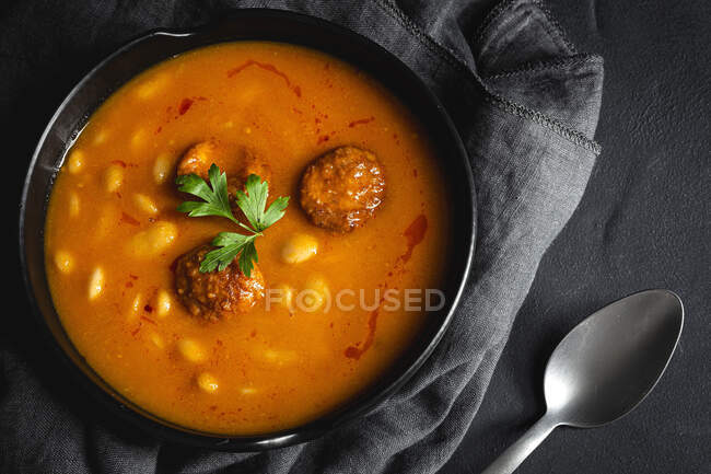 Delicious plate of beans with chorizo seen from above — Stock Photo