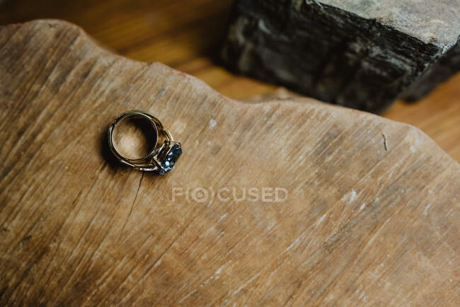 Vista lateral do detalhe de um anel com gema — Fotografia de Stock