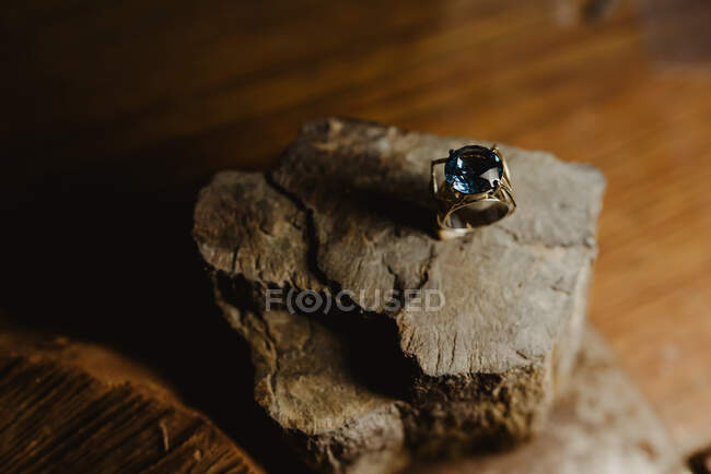 Vista laterale del dettaglio di un anello con gemma — Foto stock