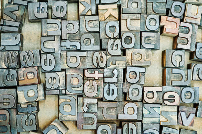 Вид сверху на набор металлических букв, помещенных в деревянный ящик типографским способом — стоковое фото