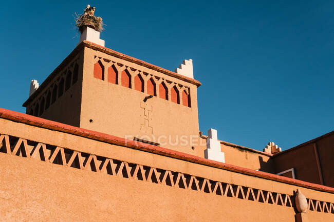Von unten ein gealtertes Steingebäude mit klarem blauem Himmel im Hintergrund in Marokko — Stockfoto