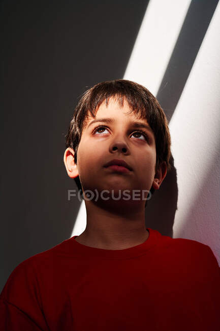Von unten trauriger hilfloser einsamer Junge mit Prellungen im Gesicht, der unter häuslicher Gewalt leidet — Stockfoto