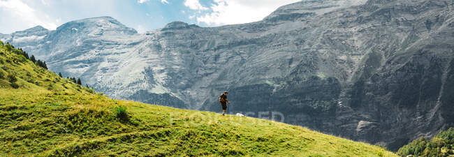 Vista lateral panorâmica de homens irreconhecíveis caminhadas montanha verde nas Dolomitas, Itália — Fotografia de Stock