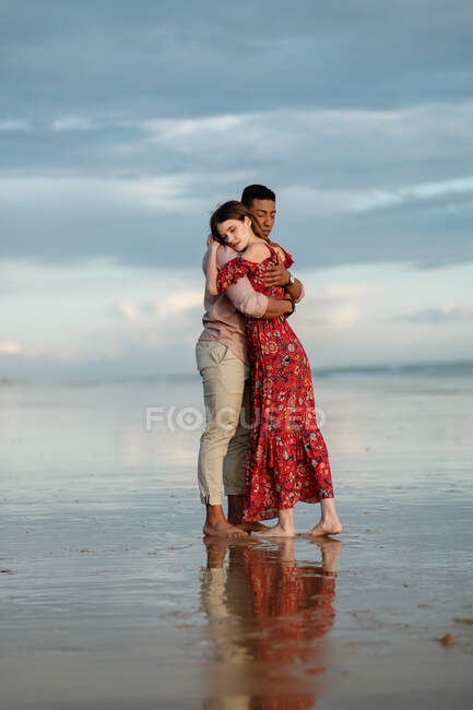 Casal amoroso enquanto passam o dia de verão juntos na praia — Fotografia de Stock