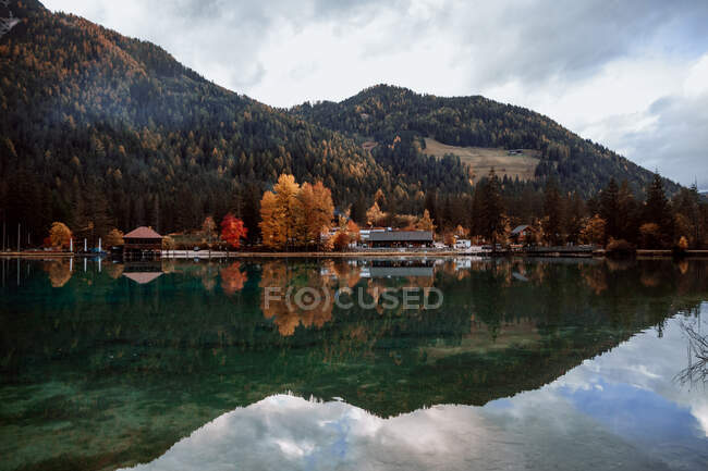 Paesaggio con lago e riflessione sulla stagione autunnale nelle Dolomiti — Foto stock