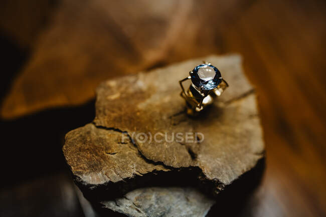 Side view of the detail of a ring with gem — Stock Photo