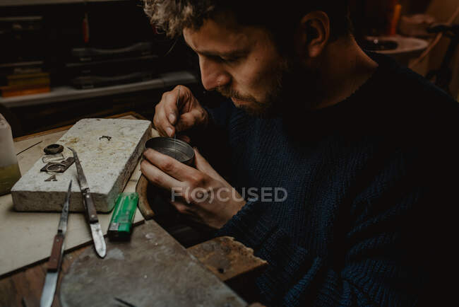 Goldschmied mit manuellem Werkzeug in Werkstatt Metallring formen — Stockfoto