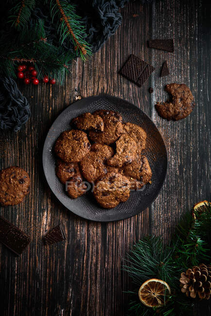 Vista superior de algunas deliciosas galletas de chocolate con decoración navideña - foto de stock