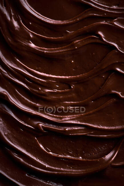 De fondo superior con tentadora pasta de chocolate marrón para untar sobre el pan - foto de stock