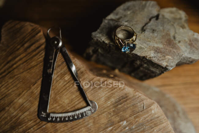Vista lateral del detalle de un anillo con gema - foto de stock