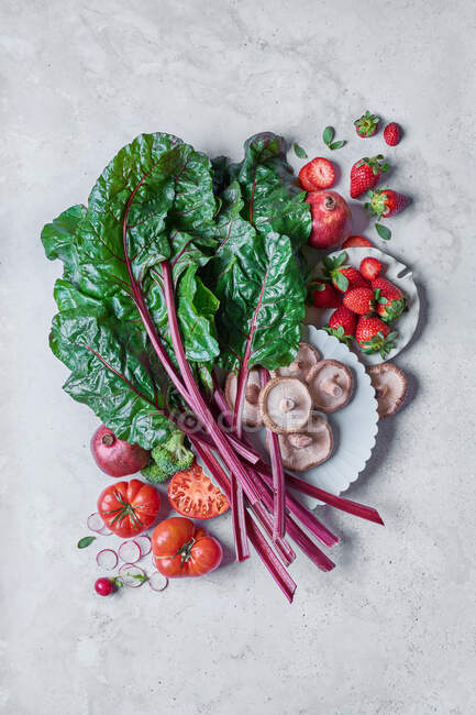 Vue de dessus de différents légumes et fruits frais sur une table blanche — Photo de stock