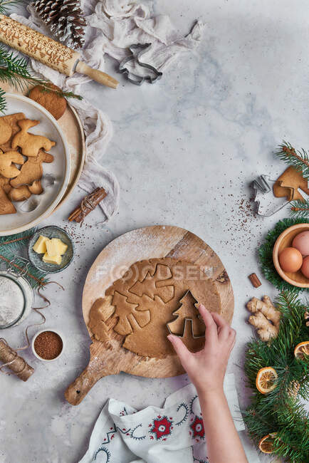 Draufsicht einer anonymen Frau, die an einem weihnachtlich dekorierten Tisch Desserts für Weihnachten zubereitet — Stockfoto