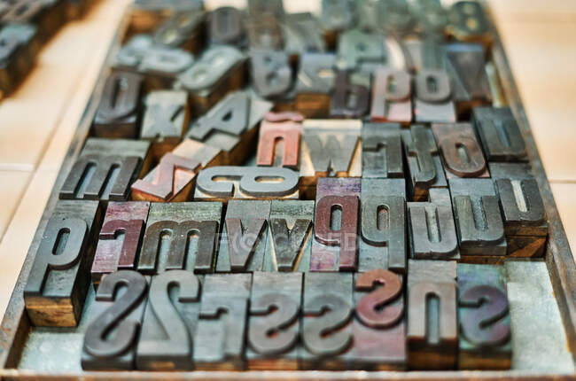 Набір металевих листів і цифр, розміщених у дерев'яній коробці в типографії — стокове фото