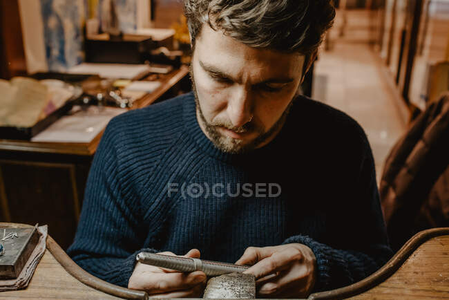 Виготовлення ювелірів і розширення кільця порожнє на металевій паличці під час роботи в майстерні. — стокове фото