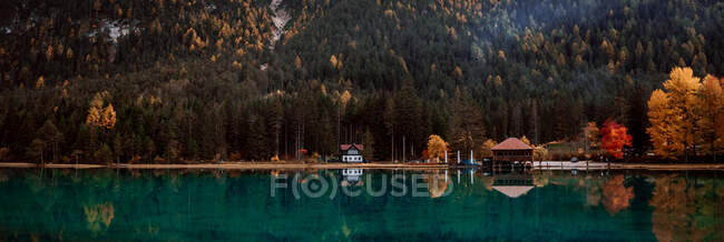 Paisagem com lago e assentamento reflexão sobre a temporada de outono em Dolomitas, Itália — Fotografia de Stock