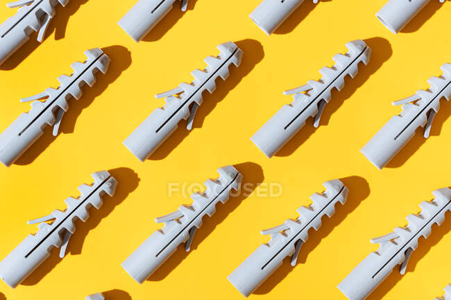 Vista dall'alto di tasselli in plastica con fori sulla superficie nervata in fila — Foto stock