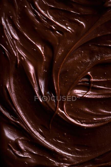 De dessus de fond avec tentante pâte marron au chocolat pour tartiner sur le pain — Photo de stock