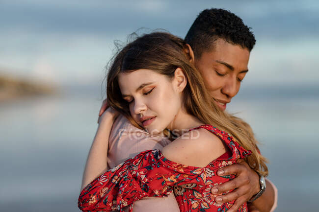 Loving couple while spending summer day together on seashore — Stock Photo