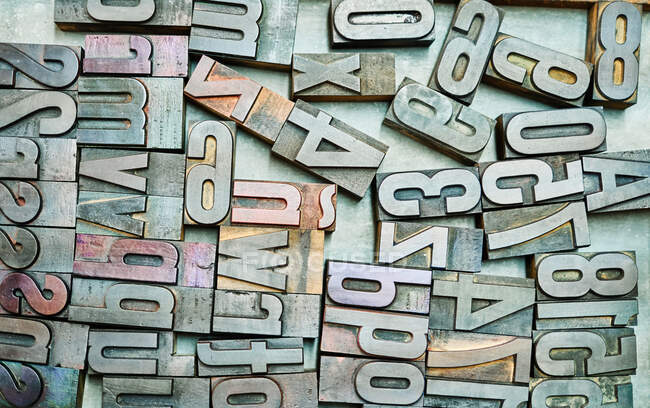 Вид сверху на набор металлических букв, помещенных в деревянный ящик типографским способом — стоковое фото