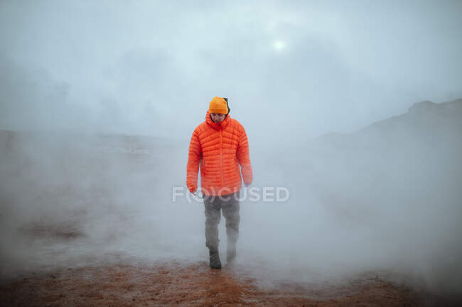 Uomo che cammina in inverno in un giorno di nebbia — Foto stock